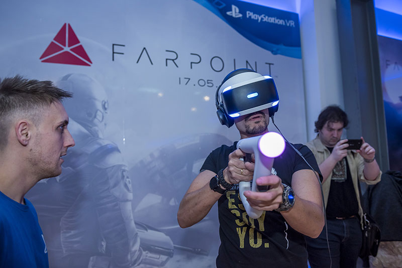 Un periodista prueba el nuevo mando PS VR Aim Controller para PlayStation VR.