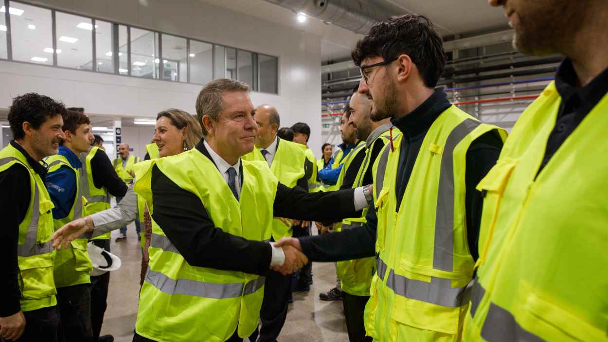 El presidente de Castilla-La Mancha, Emiliano García-Page, visita las instalaciones de la empresa Sumitomo en la ciudad de Cuenca. JCCM.
