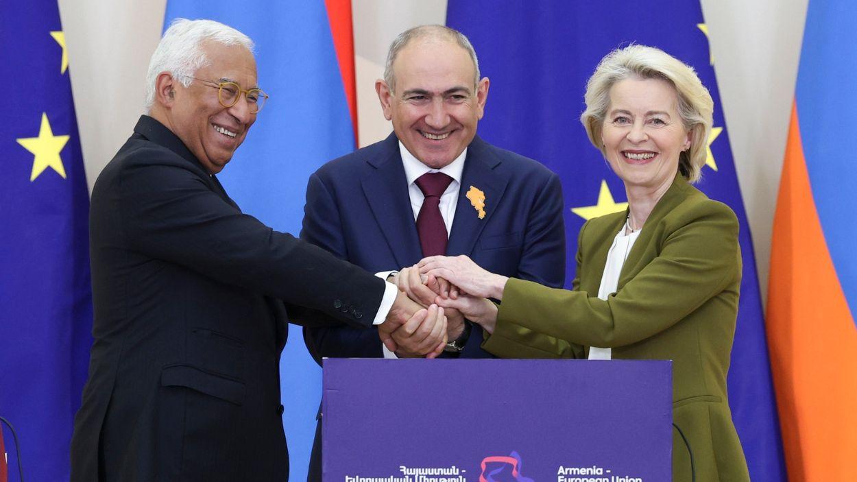   La presidenta de la Comisión Europea, Ursula von der Leyen; el presidente del Consejo Europeo, António Costa; y el primer ministro de Armenia, Nikol Pashinyan (c). EP.