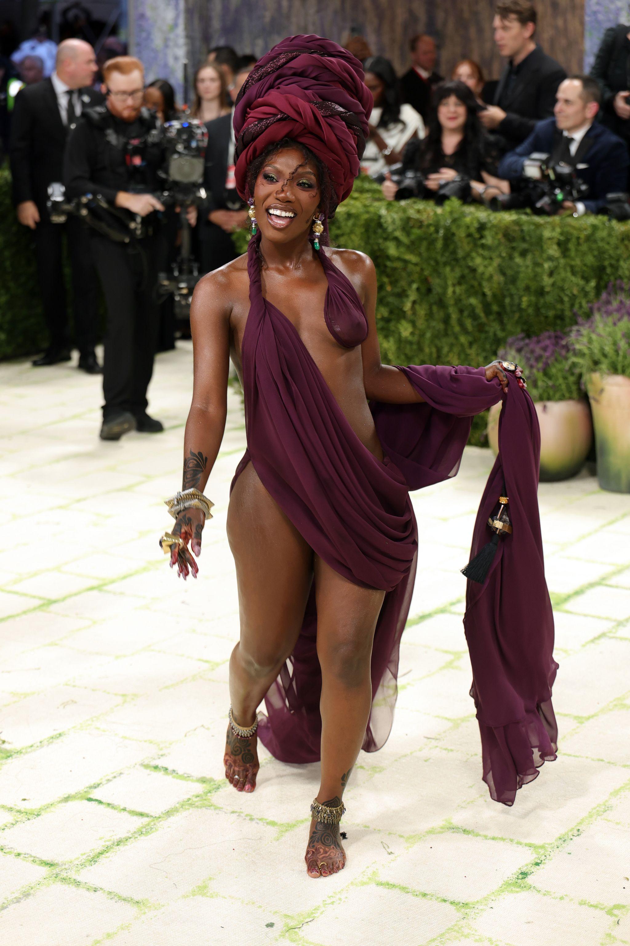Doechii lleva un vestido de Marc Jacobs.