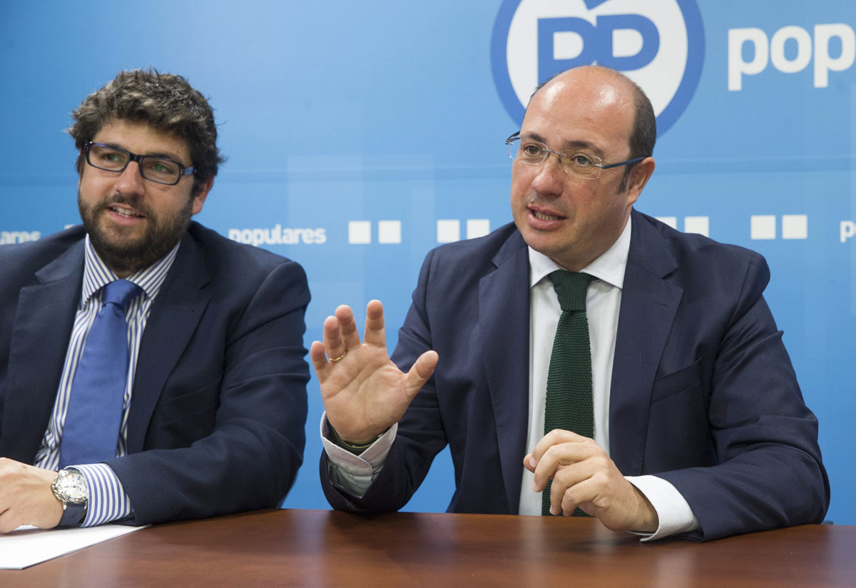 El presidente de la Región de Murcia, Pedro Antonio Sánchez (d), acompañado del que posíblemente será su sucesor, Fernado López Miras (i)