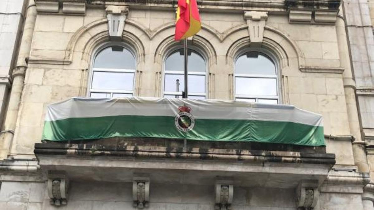 Bandera del Racing sucia en el Ayuntamiento| Ayuntamiento de Santander