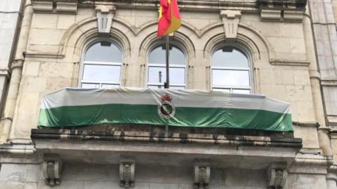 Criticas al Ayuntamiento del PP de Santander por sus banderas del Racing: 