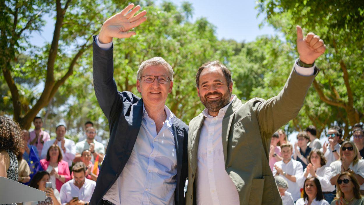 El presidente del PP, Alberto Núñez Feijóo, y el presidente del PP de Castilla La Mancha, Paco Núñez, saludan durante la clausura de un mitin del PP. EP.