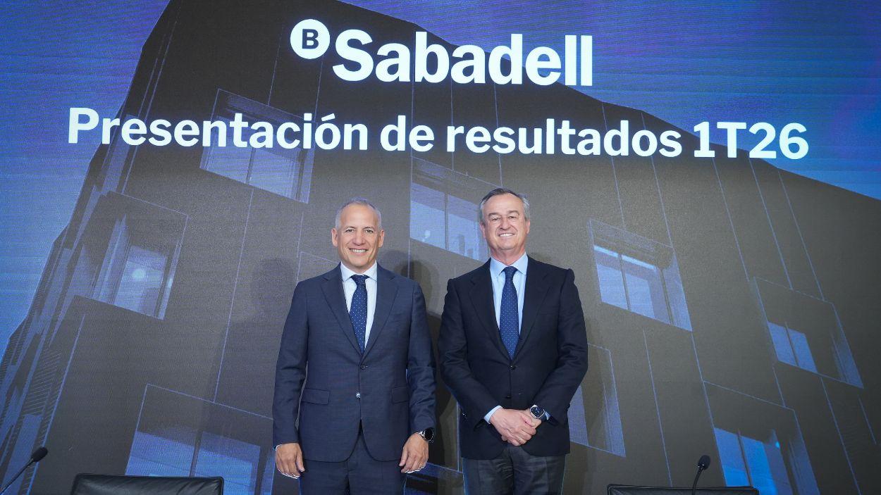 El consejero delegado de Banco Sabadell, César González Bueno (d), y el director financiero del Banco Sabadell, Sergio Palavecino (i), durante una rueda de prensa, en el Auditori Banc Sabadell, a 