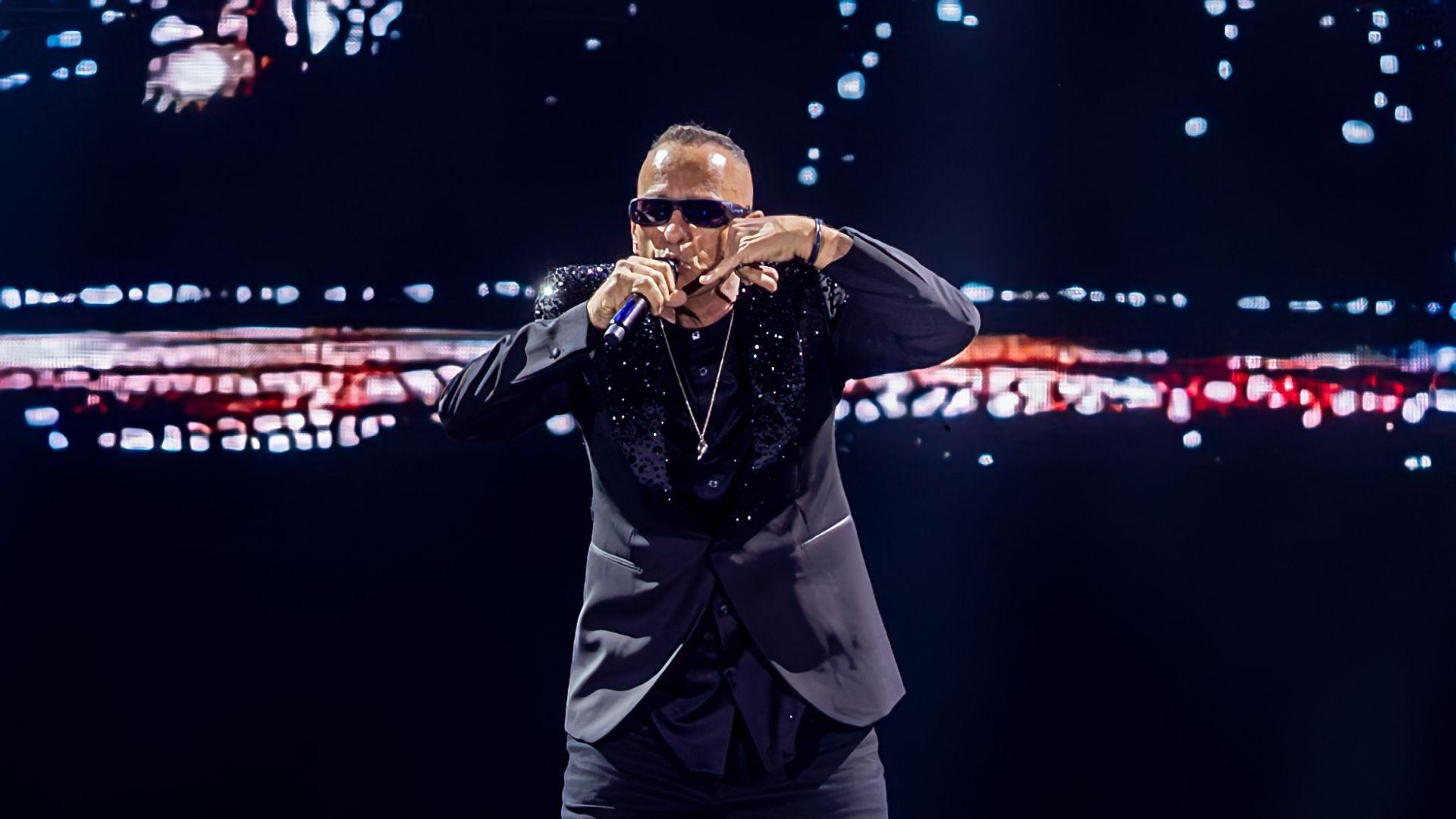 El cantante Eros Ramazzoti durante un concierto en el Movistar Arena, a 4 de mayo del 2026, en Madrid (España). El artista italiano interpreta sus grandes éxitos en su gira internacional, ‘Una His
