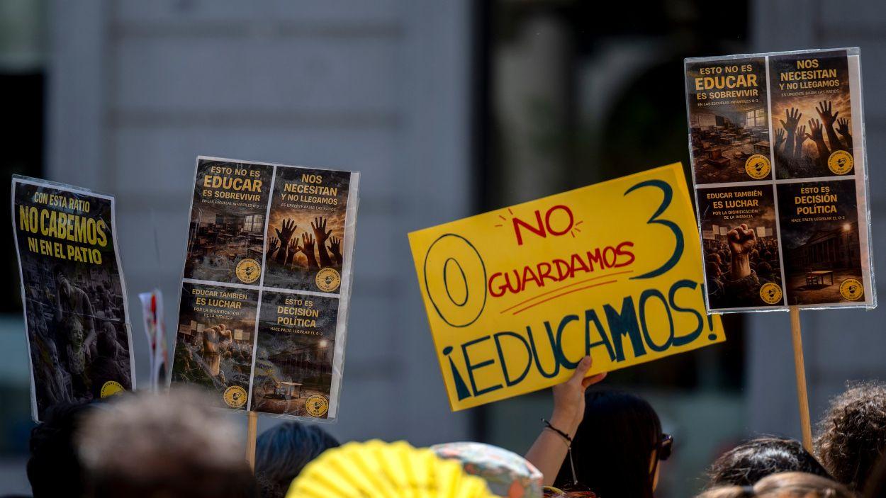 Varias pancartas durante una concentración de docentes de escuelas infantiles frente a la Consejería de Educación, Ciencia y Universidades, a 15 de abril de 2026 en Madrid. EP.