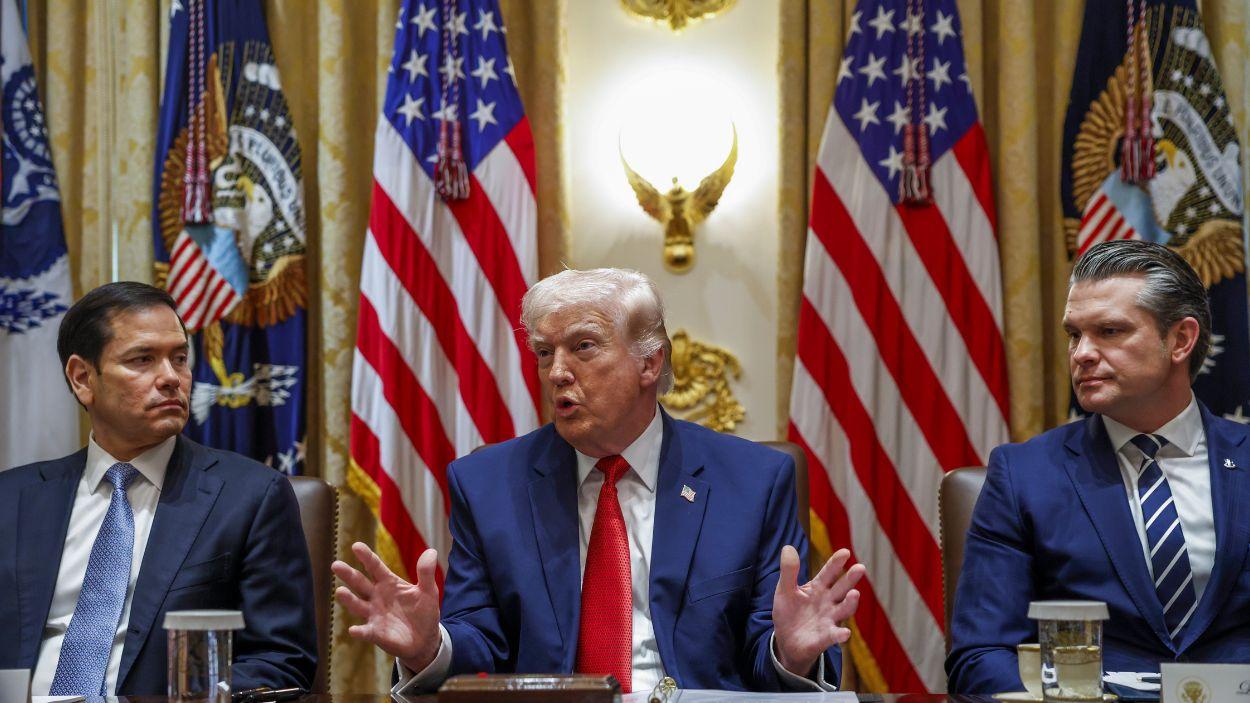 El secretario de Estado, Marco Rubio; el presidente de Estados Unidos, Donald Trump; y el secretario de Defensa, Pete Hegseth, en una reunión desde Washington. EP.