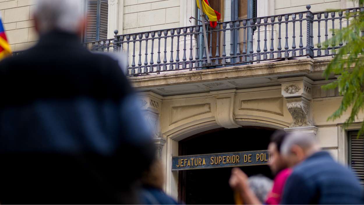 Varias personas durante una concentración convocada por ANC y Comissió de la Dignitat, frente a la Jefatura de Policía Nacional de Via Laietana, a 15 de abril de 2025, en Barcelona. Lorena Sopêna / EP