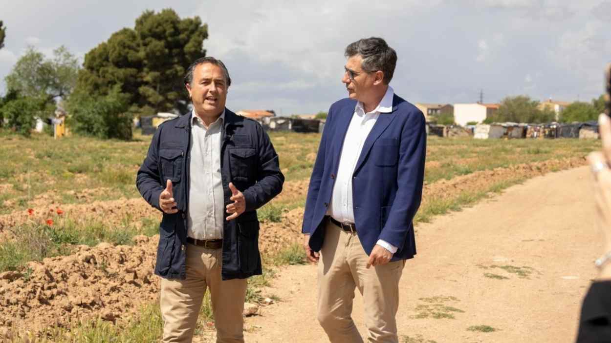El presidente del Grupo Parlamentario Vox en Castilla-La Mancha, David Moreno, junto a un diputado autonómico de la formación, visitan un asentamiento chabolista en Albacete. Vox. 