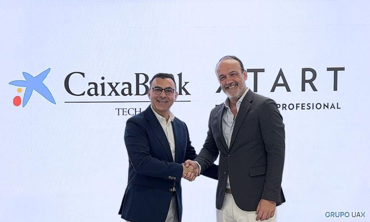 De izquierda a derecha: Jesús Lanero, director general de CaixaBank Tech, y Alejadro Codina, director de Formación Profesional del Grupo UAX