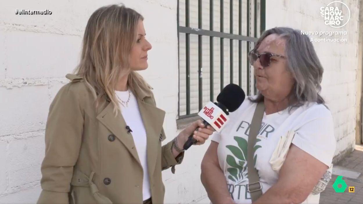 Andrea Ropero entrevistando a una vecina de Talayuela. La Sexta.