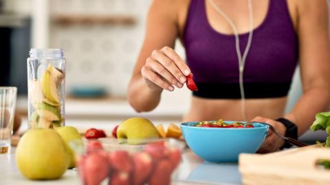 Este es el motivo por el que acabas comiendo peor y mal al hacer una dieta estricta, según un nutricionista