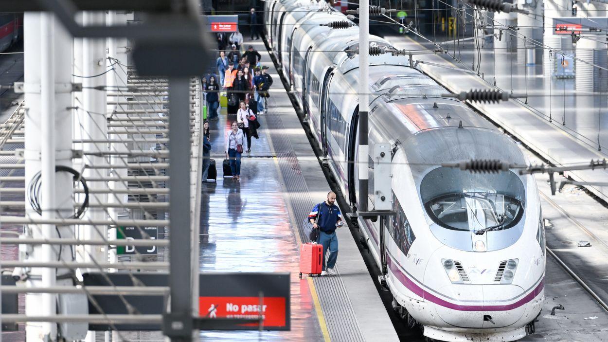 Varios viajeros durante la segunda operación salida con motivo de la Semana Santa 2026, en la estación Madrid Puerta de Atocha Almudena Grandes, a 1 de abril de 2026