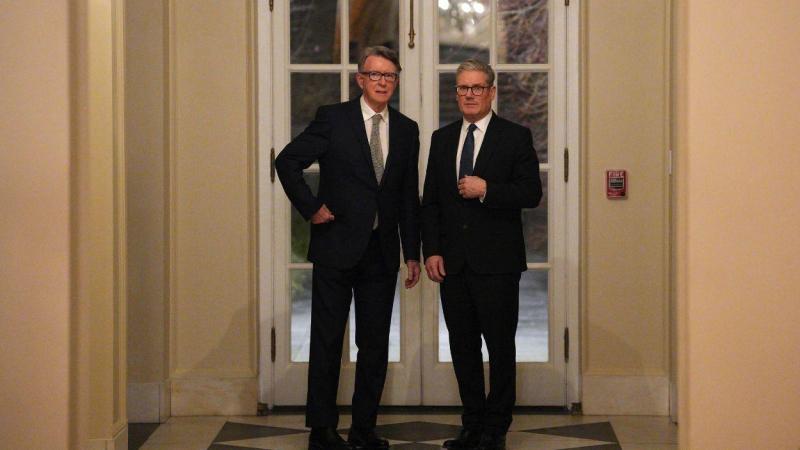  El primer ministro británico, Keir Starmer (derecha), y el entonces embajador británico en Estados Unidos, Peter Mandelson.