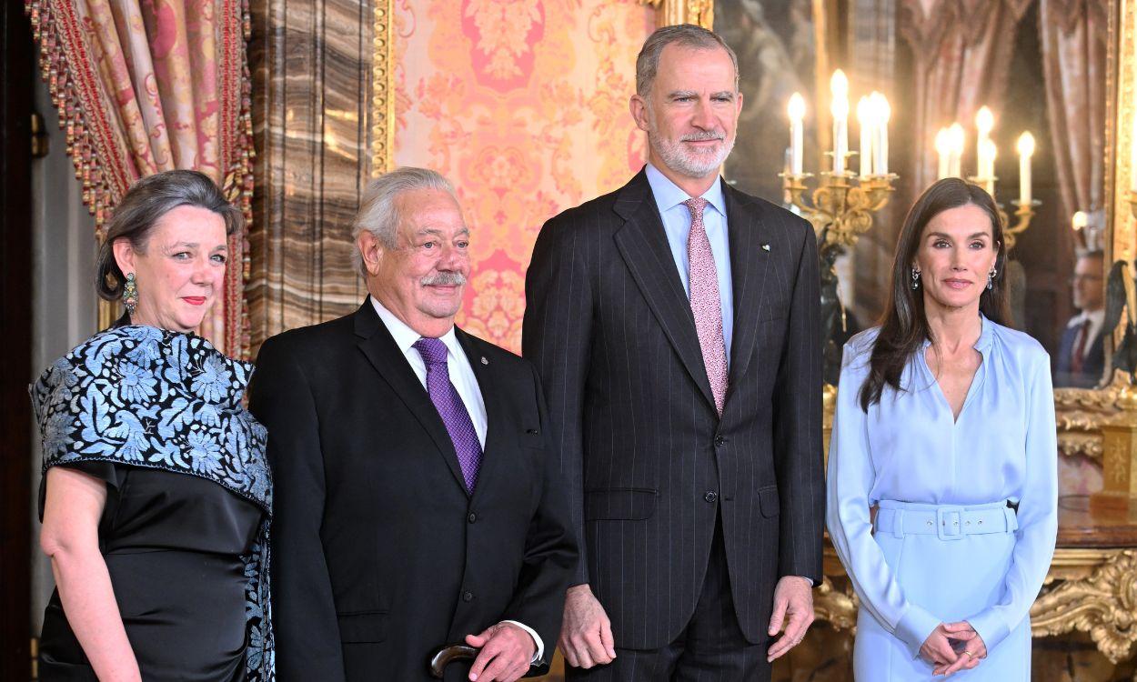 Los reyes Felipe VI y Letizia Ortiz, junto con el ganador del Premio Cervantes 2025, Gonzalo Celorio. EP