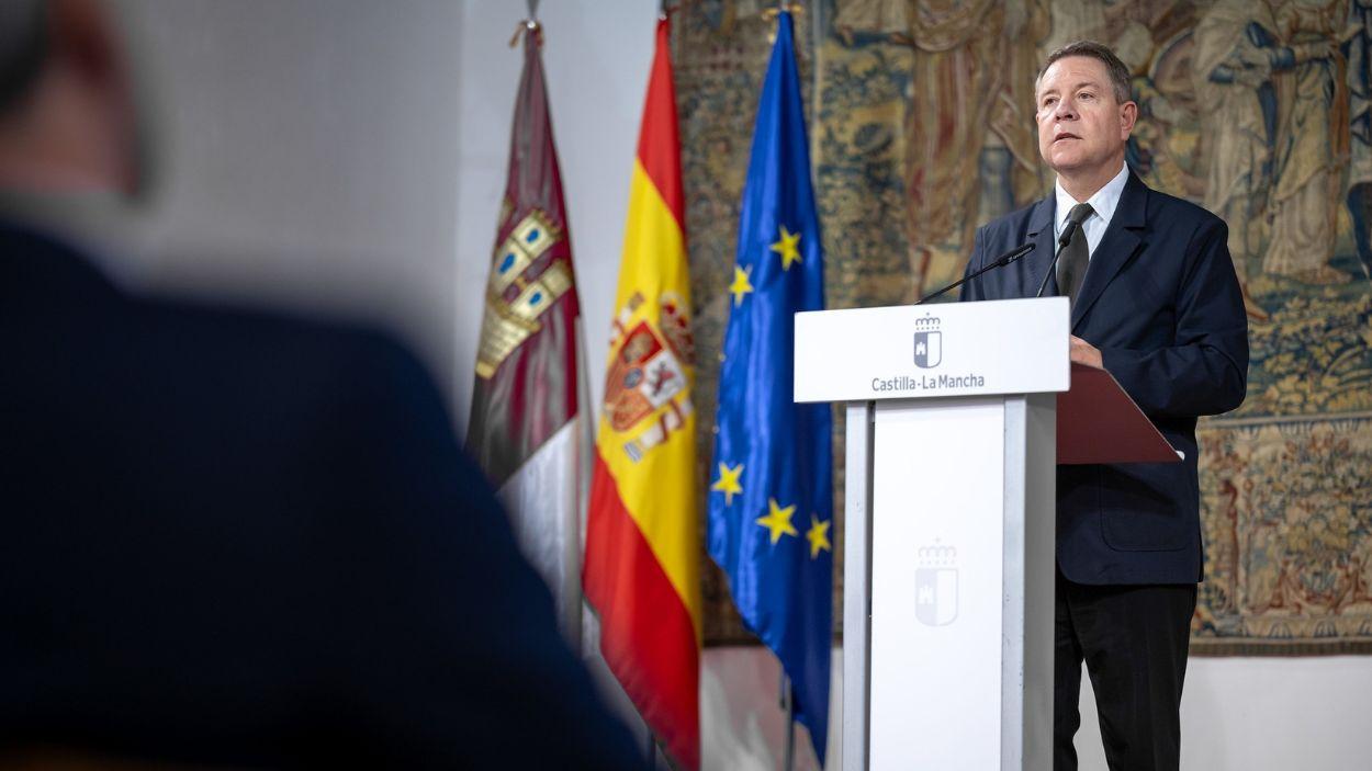 El presidente de Castilla La Mancha, Emiliano García Page, durante la presentación en el Palacio de Fuensalida del Plan de Acción por la Vivienda 2026 2030. JCCM.