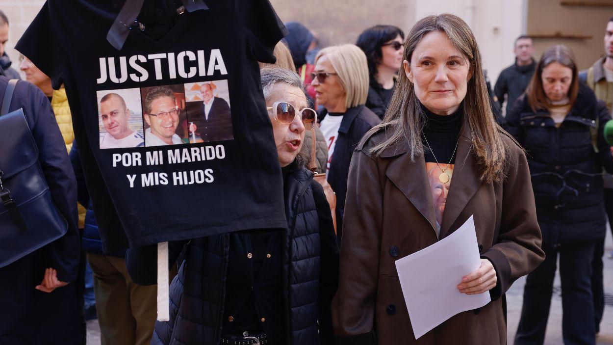 La presidenta de la Asociación de Víctimas Mortales de la DANA 29-O, Rosa Álvarez, durante una concentración frente a Les Corts. EP.