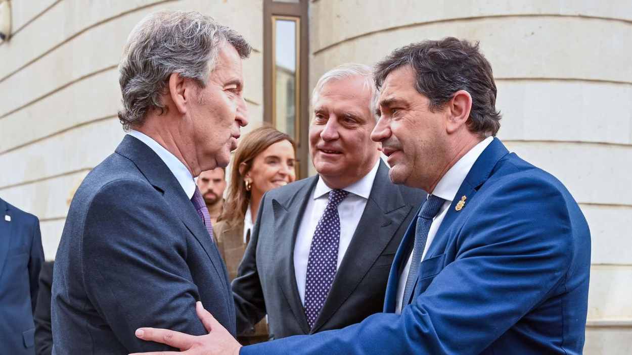 El alcalde de Ciudad Real (2d) y el presidente de la Diputación de Ciudad Real saludan a Feijóo a su llegada al acto financiado en parte por el Ayuntamiento de la ciudad. EP