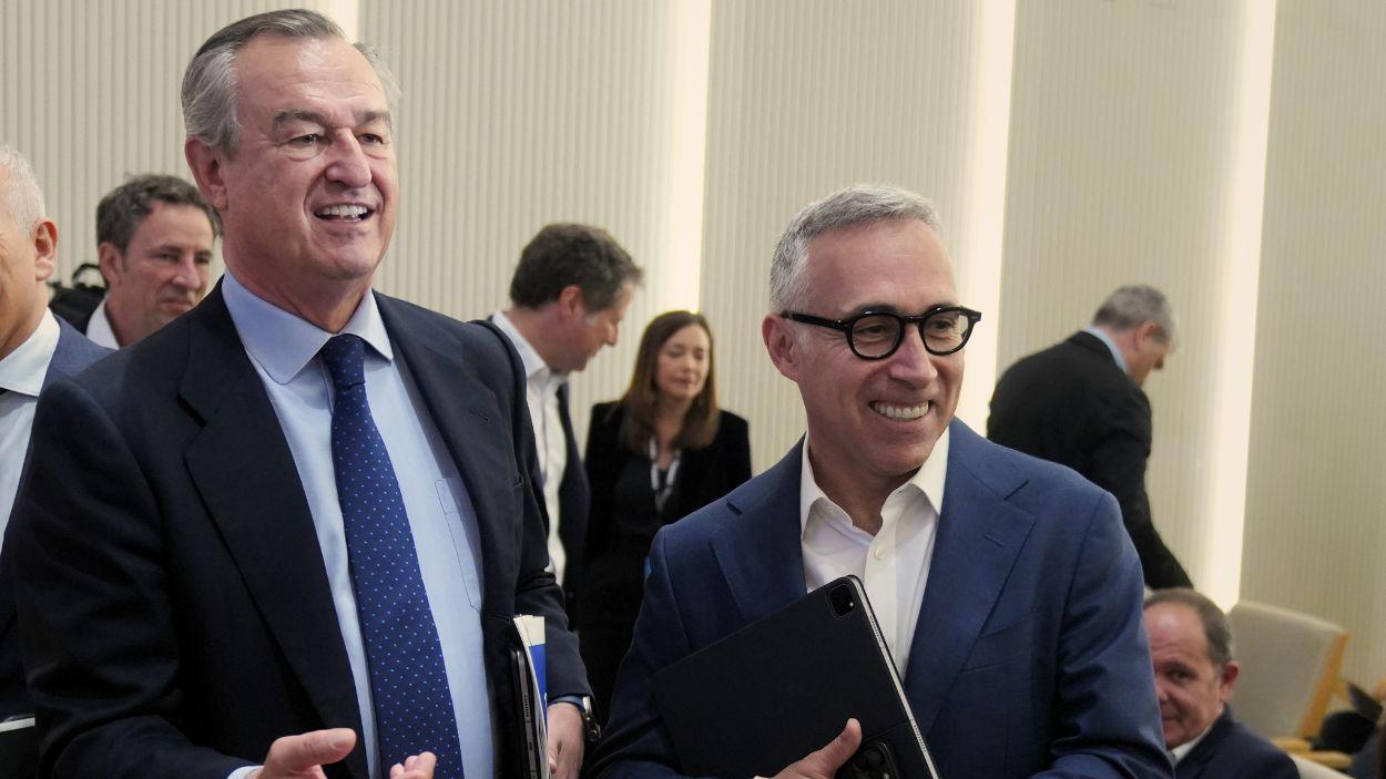 El CEO saliente del Banco Sabadell, César González Bueno, y su sustituto en el cargo, Marc Armengol