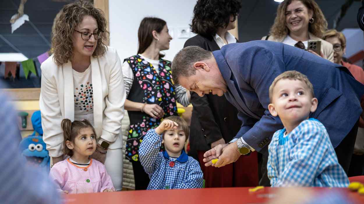 Emiliano García-Page en la inauguración de una Escuela Infantil en Mira (Cuenca), una población de 900 habitantes. JCCM.