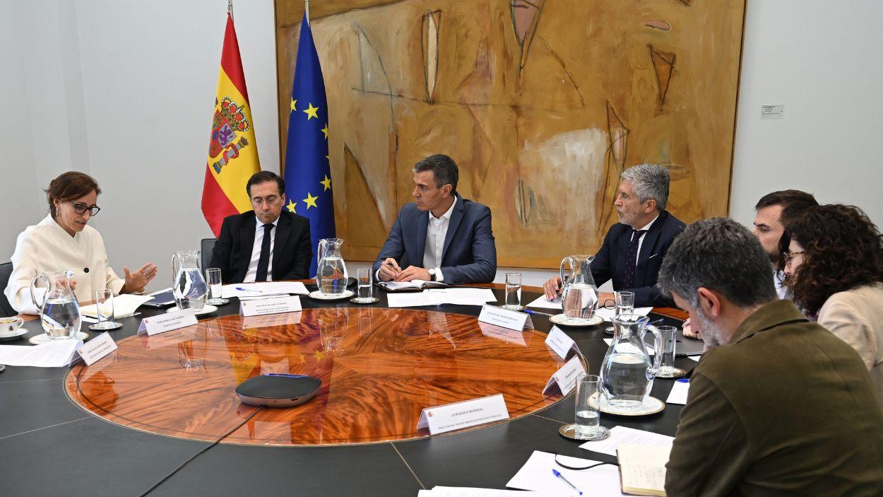 El presidente del Gobierno, Pedro Sánchez, acompañado de la ministra de Sanidad, Mónica García, el ministro de Asuntos Exteriores, Unión Europea y Cooperación, José Manuel Albares, y el ministro del Interior, Fernando Grande-Marlaska, durante la reunión de seguimiento. EP.