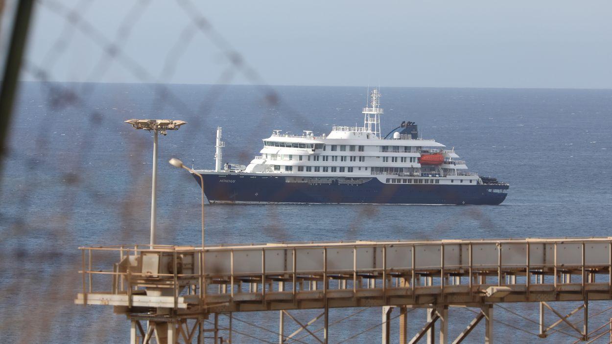 Imagen del crucero afectado por hantavirus, en Praia (Cabo Verde). EP.
