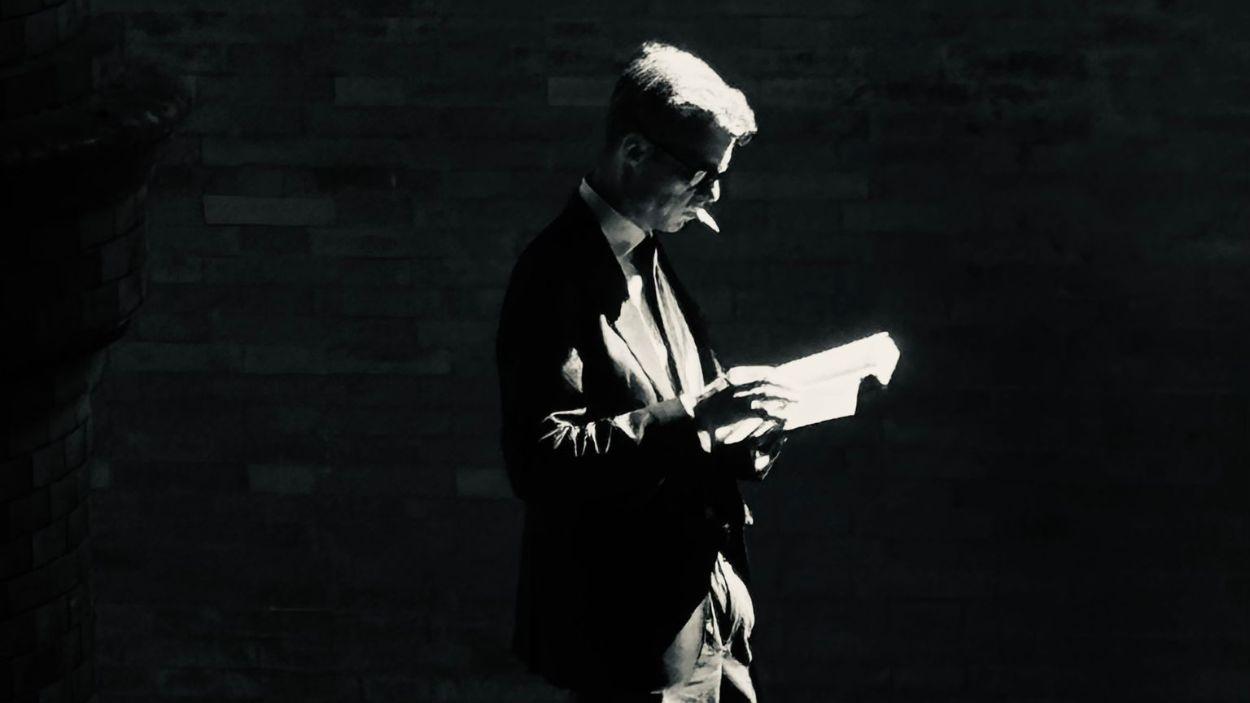 Una persona leyendo en Sevilla / Ana Rivero