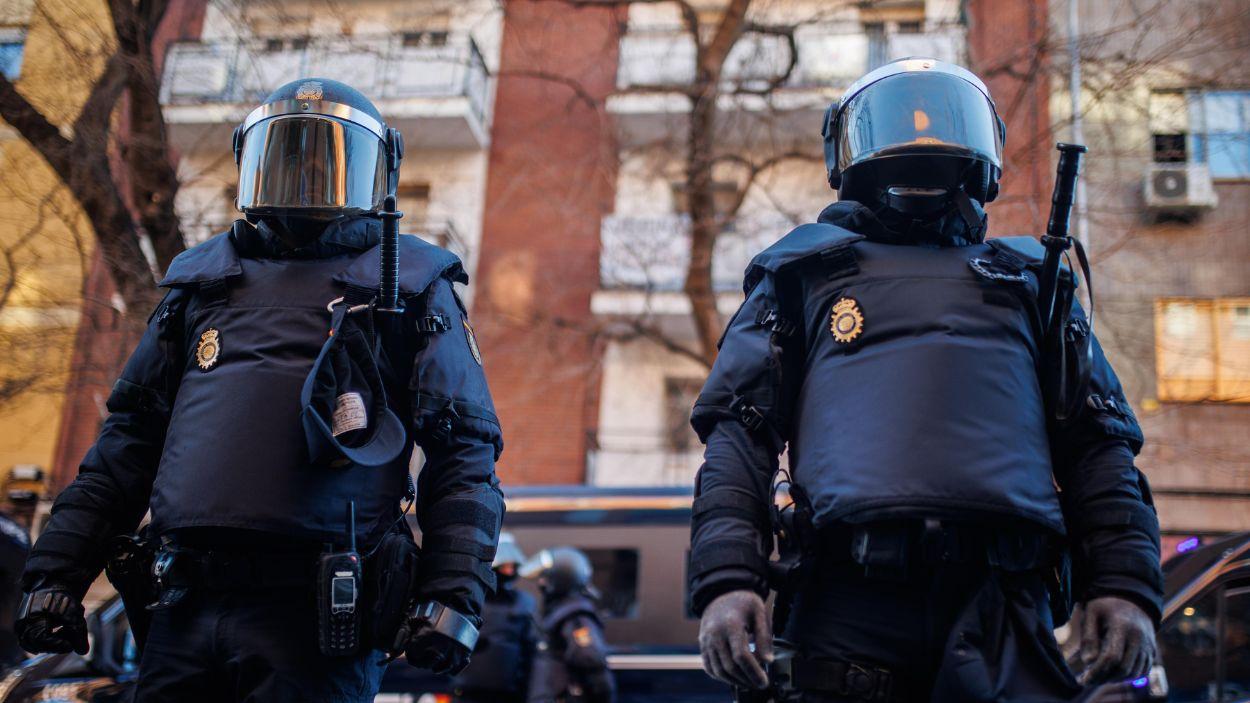Policías antidisturbios durante un desahucio. Imagen de archivo de Europa Press.