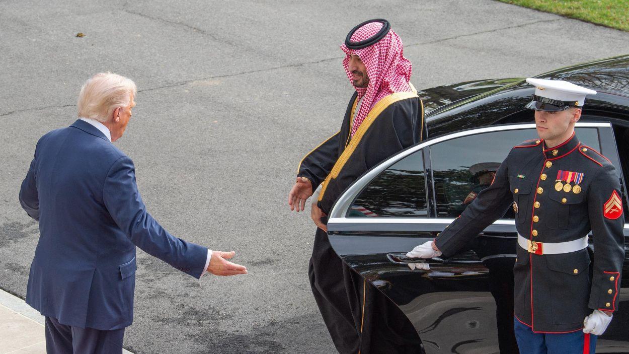  El príncipe heredero de Arabia Saudí, Mohammed bin Salman, llega a una reunión con el presidente estadounidense Donald Trump en la Casa Blanca en Washington. EP.