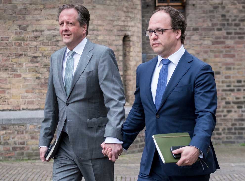 Dos políticos holandeses se cogen de la mano para denunciar la homofobia. 
