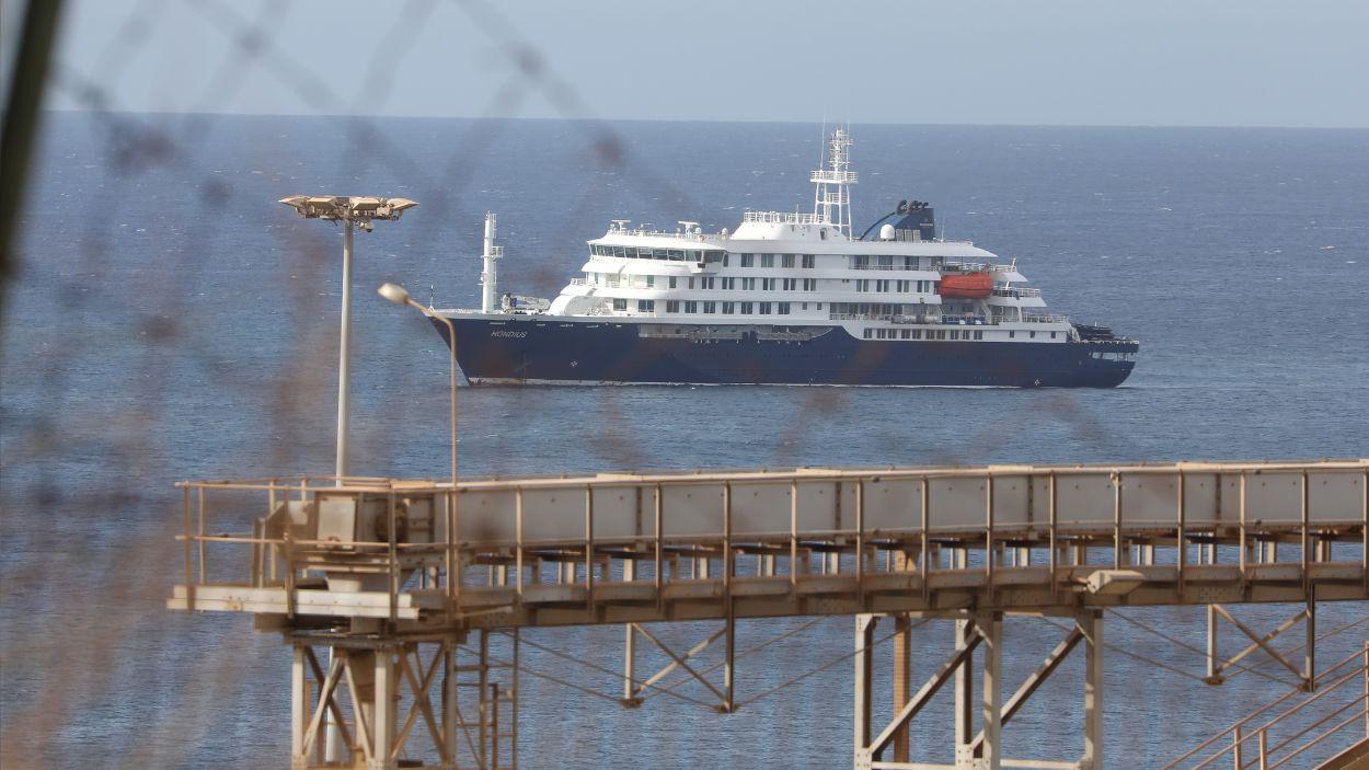 Cabo Verde evacuates 3 suspected hantavirus patients from cruise ship MV Hondius. EP