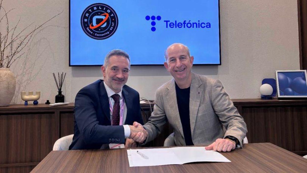 De izquierda a derecha Javier López Gutiérrez, director de Defensa y Seguridad en Telefónica España, y Jaume Sanpera, CEO y fundador de Sateliot
