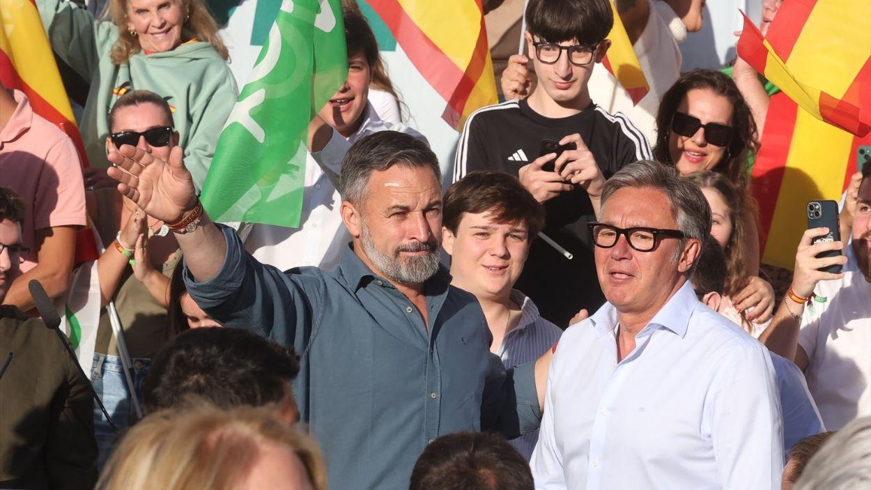 El presidente de Vox, Santiago Abascal (i), y el candidato de Vox a la Presidencia de la Junta, Manuel Gavira / EP
