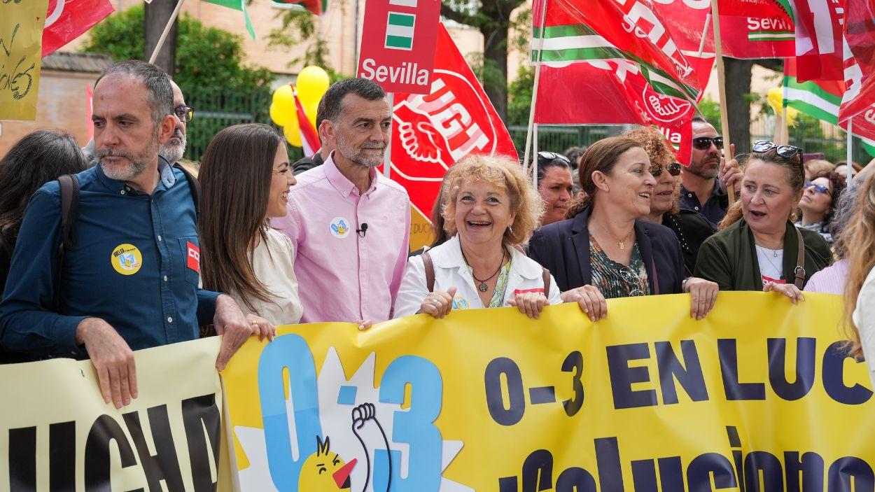 El candidato de Por Andalucía a la Presidencia de la Junta, Antonio Maíllo, en la concentración por la educación de 0 a 3 años en Sevilla / EP