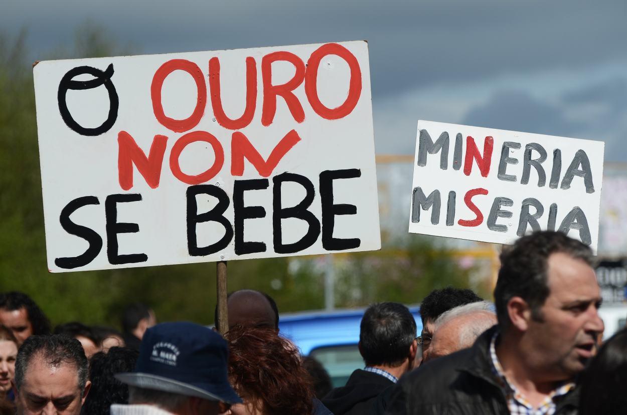 Imagen de una protesta contra la mina de Corcoesto (Foto: Salvemos Cabana).