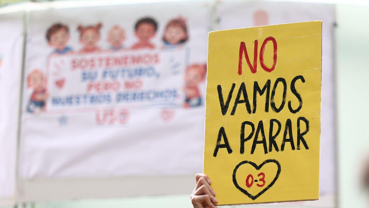 Manifestante porta pancarta con lema 'No vamos a parar 0 3' durante una sesión plenaria en la Asamblea de Madrid, a 7 de mayo de 2026, en Madrid. EP.