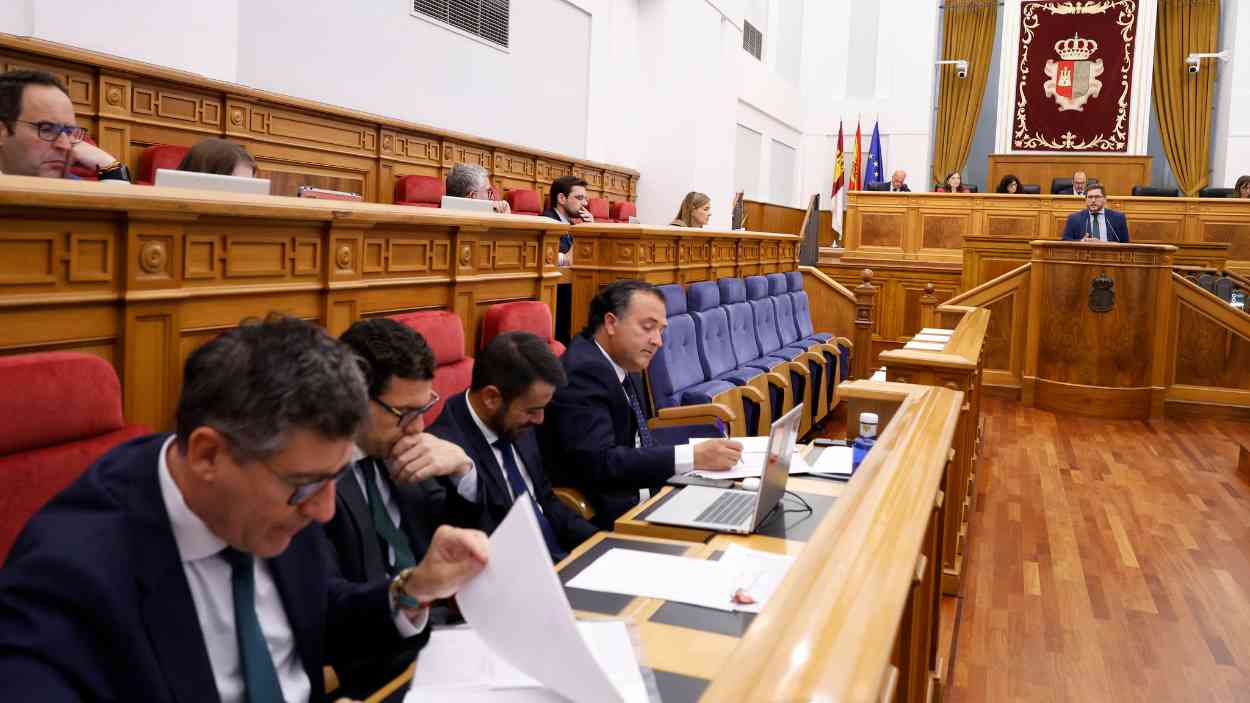 La bancada de Vox y del Partido Popular mientras interviene Nacho Hernando, consejero de Fomento, en las Cortes regionales. EP.