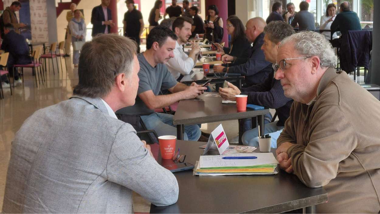 Personas emprendedoras en busca de un proyecto han podido entrevistarse cara a cara con empresarios que buscan relevo. Foto: Diputación de Barcelona