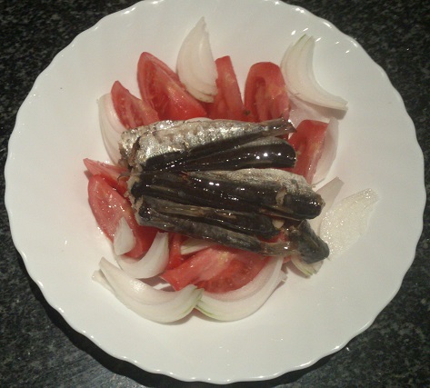 Ensalada de tomates y sardinas y entrecot con berenjena asada