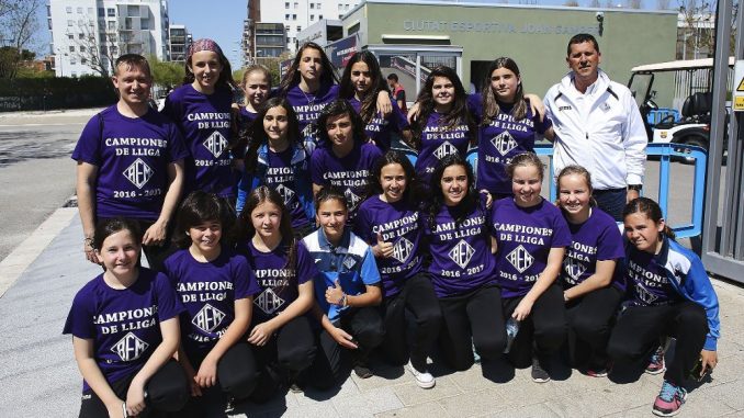 El equipo de niñas que ganó una liga de fútbol de niños