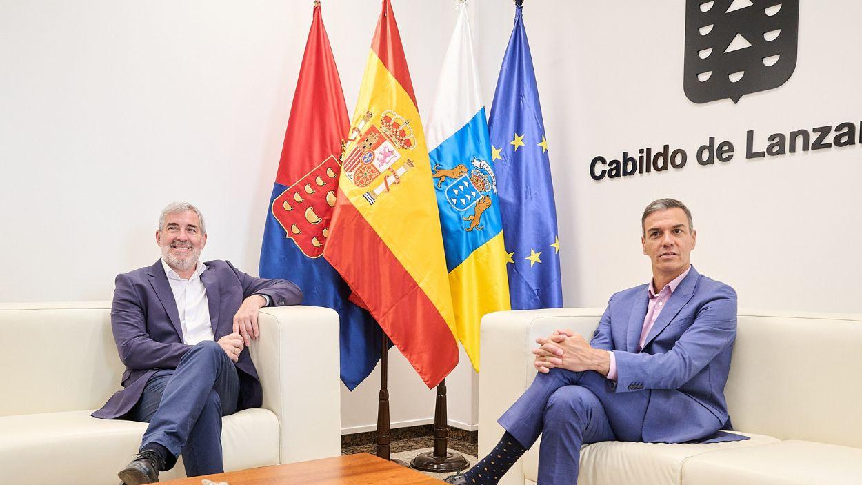 El presidente del Gobierno de España, Pedro Sánchez (d), y el presidente del Gobierno canario, Fernando Clavijo (i), durante una reunión, en el Cabildo de Lanzarote en 2025. EP.