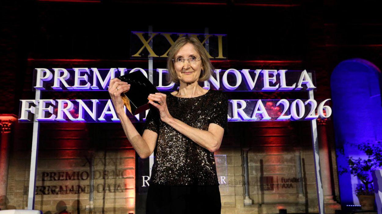Marta Platel, en el momento de recoger el premio de novela Fernando Lara 2026 ©Planeta