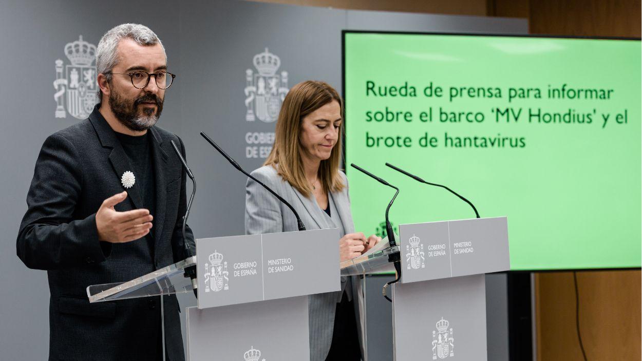 El secretario de Estado de Sanidad, Javier Padilla (i), y la secretaria general de Protección Civil y Emergencias, Virginia Barcones (d), ofrecen una rueda de prensa, en la sede del Ministerio de Sanidad. EP.