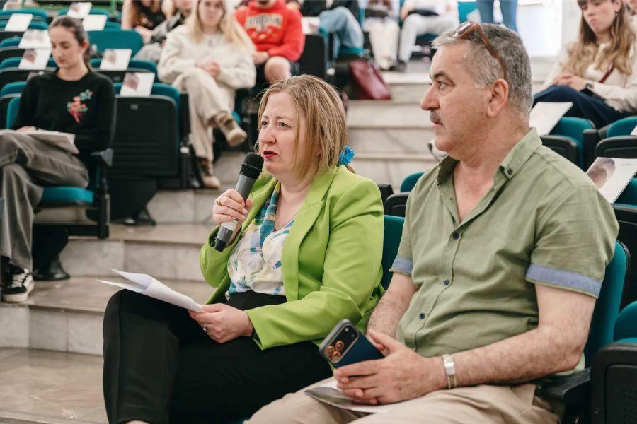 Remedios Sánchez participando desde el público en uno de los actos del FIP 2026 en la Facultad de Ciencias de la Educación ©FIP