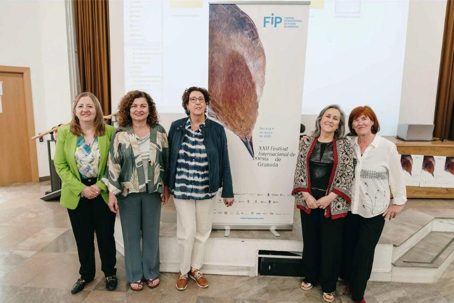 Remedios Sánchez junto a las poetas  Alicia Aza, Trinidad Gan, María Rosal y Teresa Gómez, tras participar en un recital poético protagonizado solo por mujeres ©FIP