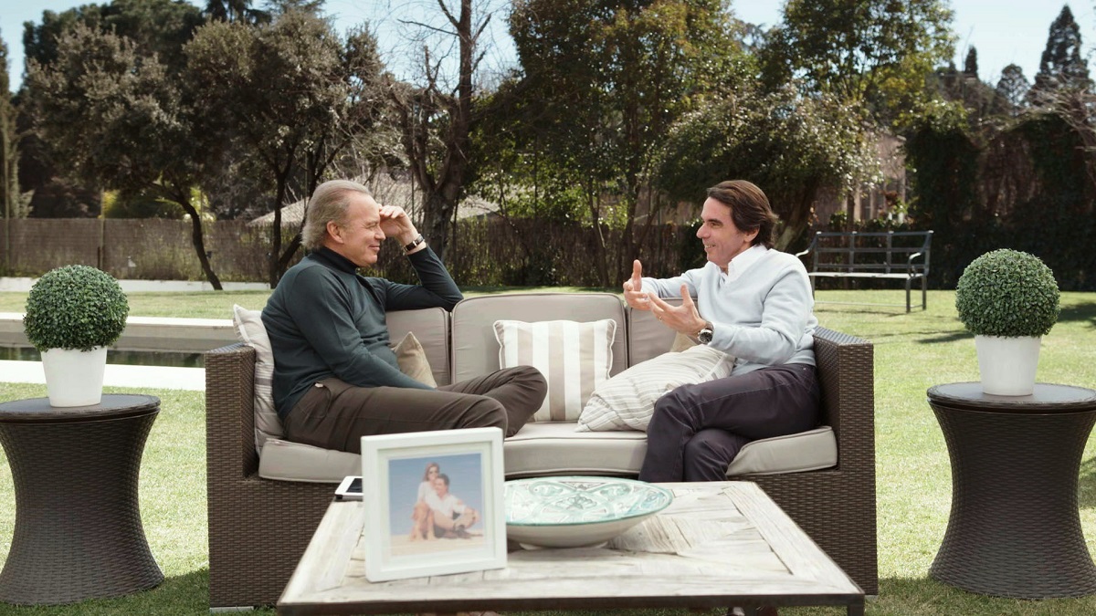 Fotografía facilitada por Telecinco que muestra al expresidente del Gobierno José María Aznar (d) en el programa Mi casa es la tuya, presentado por Bertín Osborne (i)
