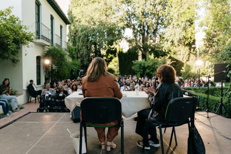 Remedios Sánchez conversa con Ana María Shua en la Huerta de San Vicente, hoy Casa Museo Federico García Lorca ©FIP