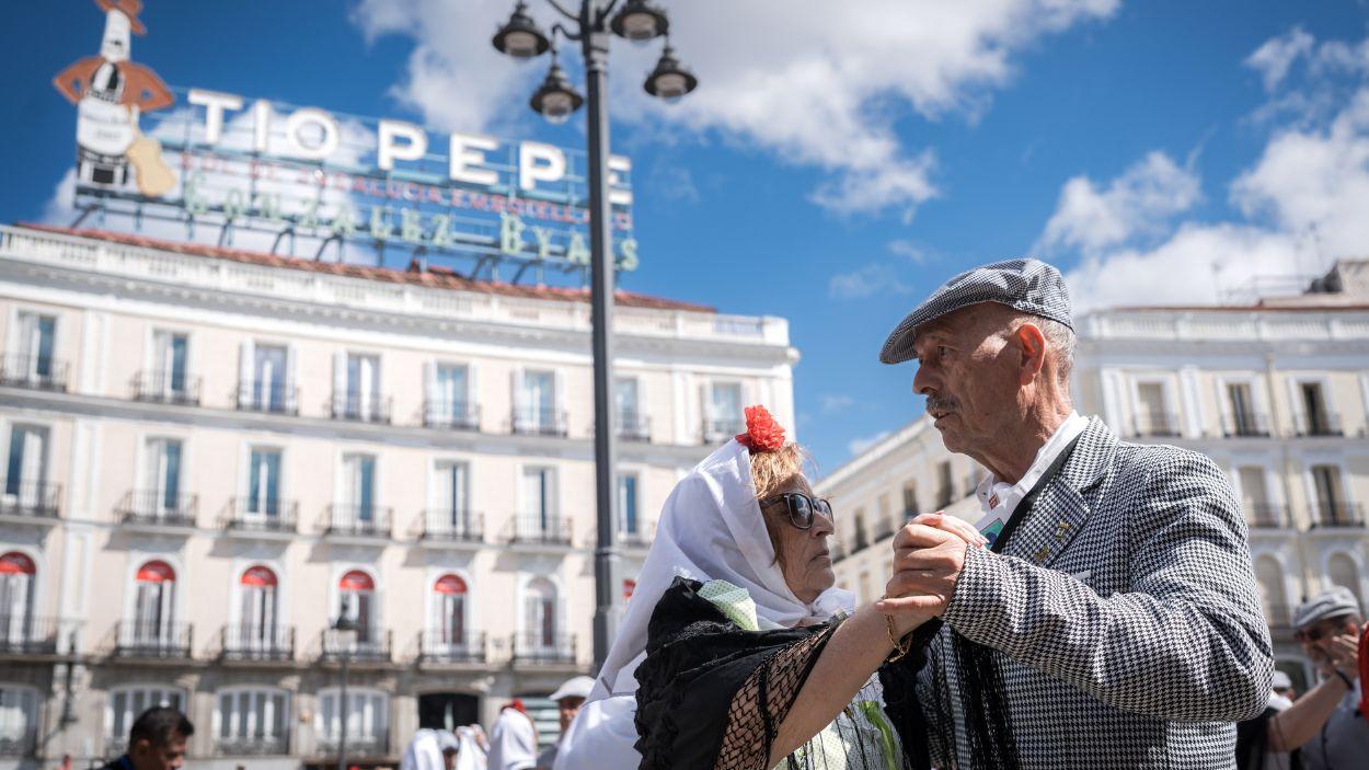 Dos personas bailan el chotis durante el pasacalles castizo ‘Bailando por Madrid’ por las Fiestas de San Isidro, en la Plaza Mayor de Madrid, a 11 de mayo de 2025, en Madrid (España).  EP