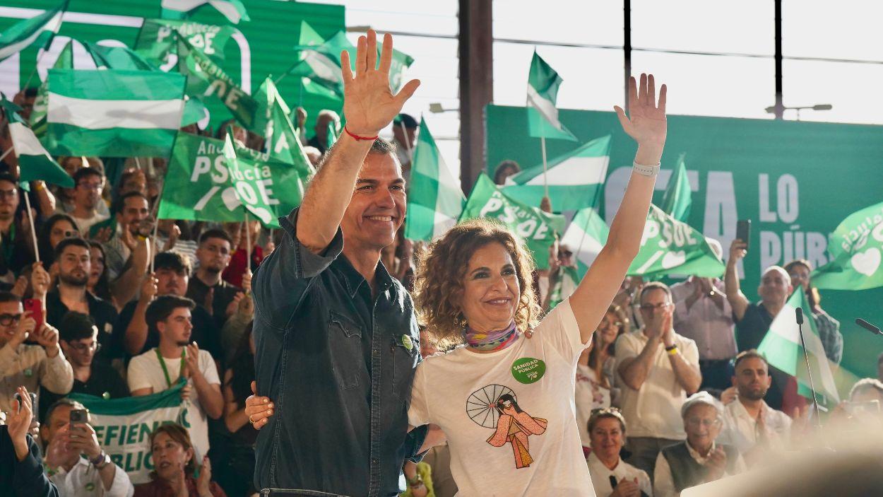 La secretaria general del PSOE-A y candidata a la Presidencia de la Junta, María Jesús Montero, junto al presidente del Gobierno, Pedro Sánchez, en un acto de campaña / Archivo EP